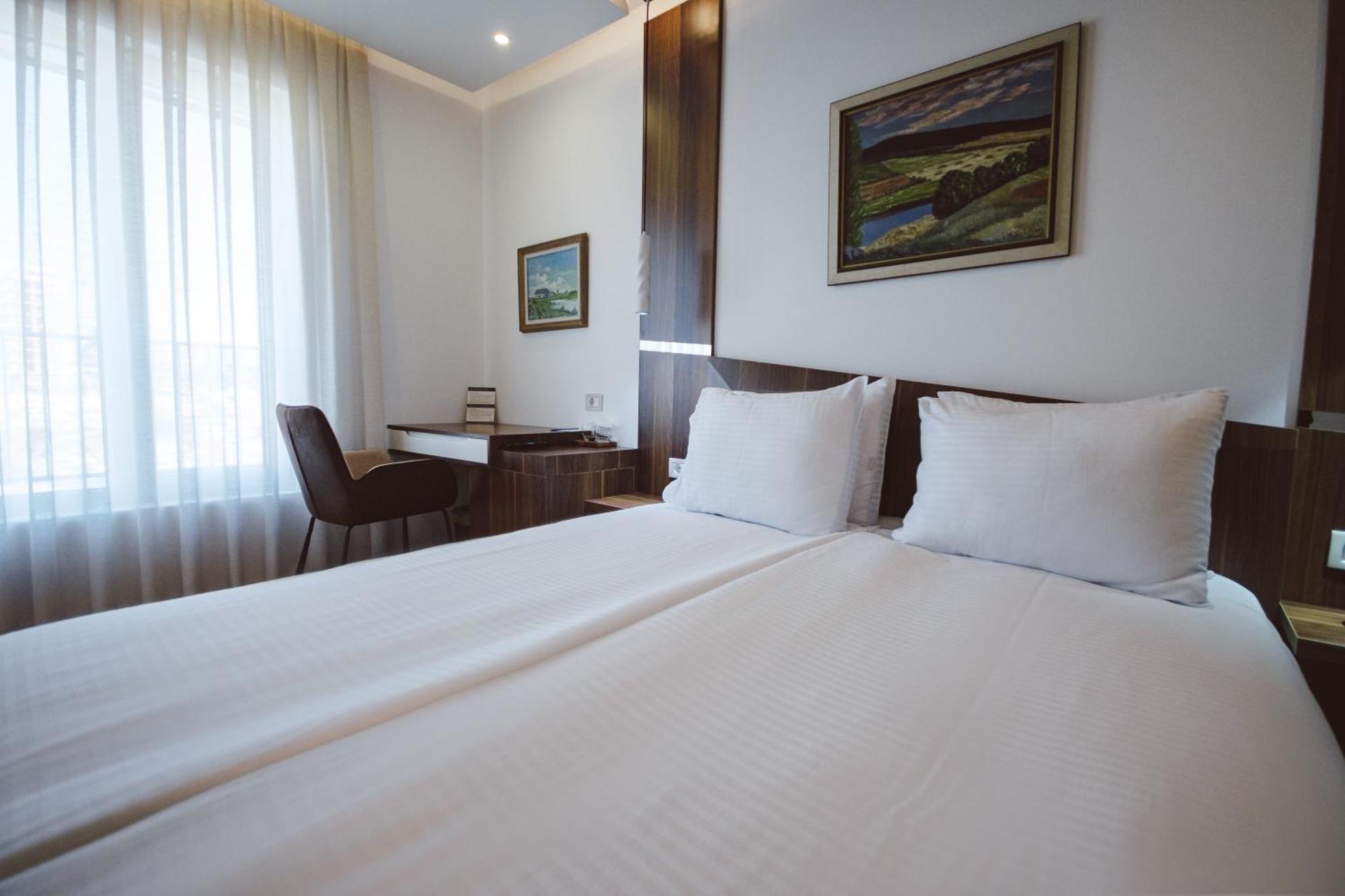 Star Hill Hotel Pristina Exteriör bild